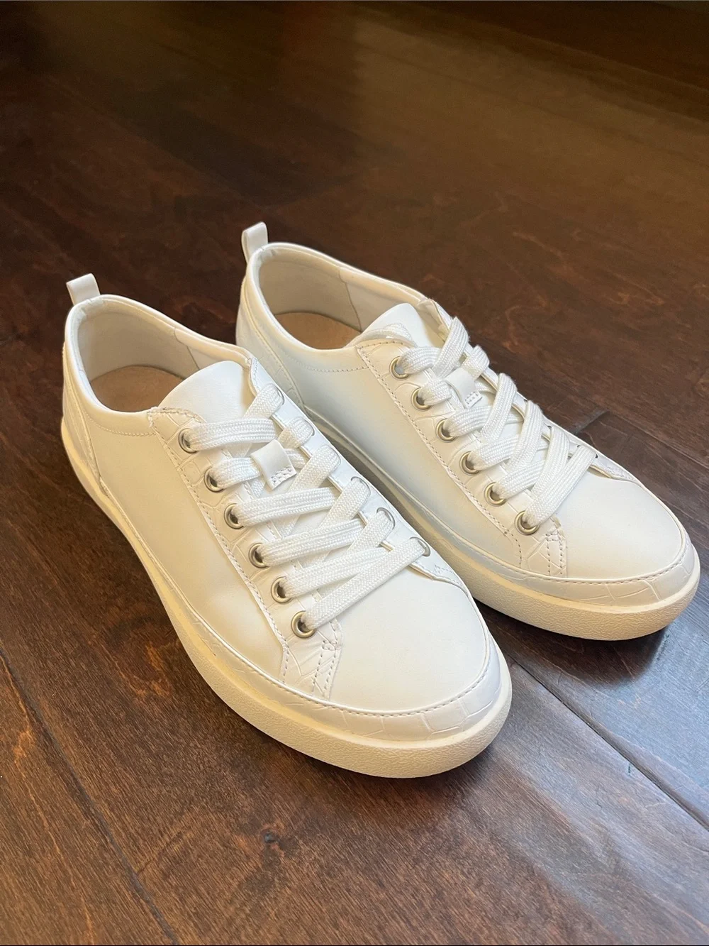 Vionic White Leather Women's Low-Top Sneakers